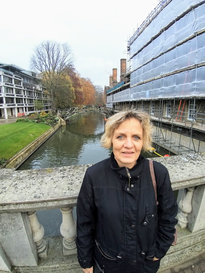Anne med Mathematicians Bridge i baggrunden